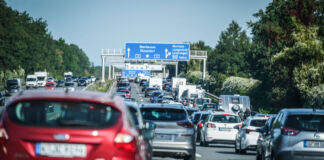 Zahlreiche Fahrzeuge stehen auf beiden Fahrspuren auf der Autobahn im Stau. Es handelt sich um eine deutsche Autobahn mit mehreren Fahrspuren.