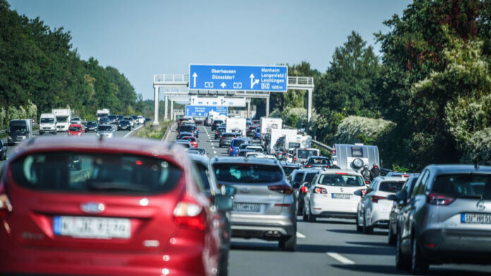 Zahlreiche Fahrzeuge stehen auf beiden Fahrspuren auf der Autobahn im Stau. Es handelt sich um eine deutsche Autobahn mit mehreren Fahrspuren.