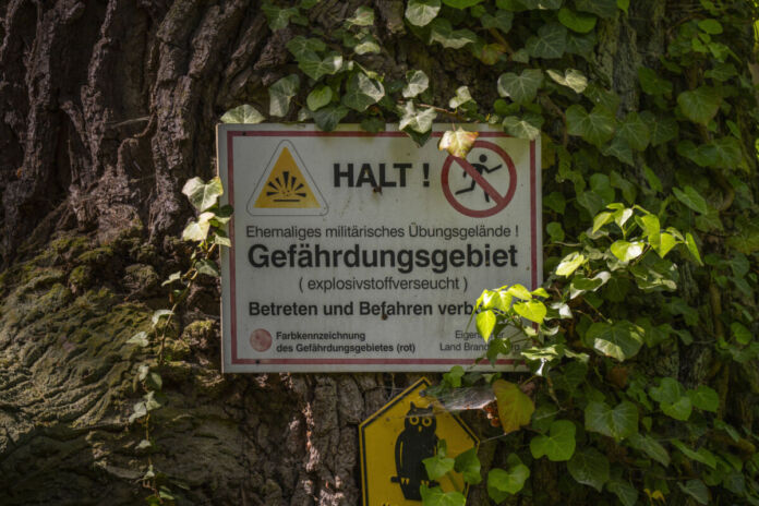 Vor einem Schutzgebiet oder einer Schutzzone wird im Wald ein Warnschild aufgestellt. Damit wird das Gebiet zur Sperrzone, das Betreten ist verboten. Niemand darf sich darüber hinwegsetzen. Sonst drohen Strafen.
