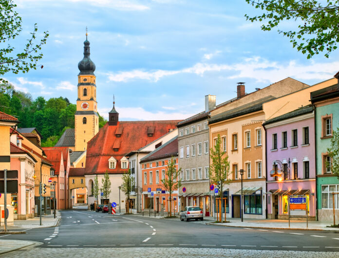 Viele bunte, alte Häuser sowie eine Kirche stehen im Zentrum einer kleinen Stadt. Der Ort ist ein schönes Ausflugsziel für Touristen. Besucher kennen die Straße, denn sie ist sehr berühmt.