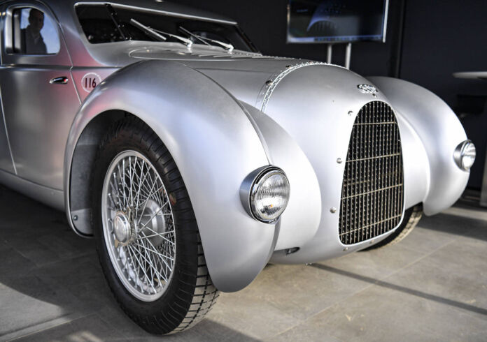 Die Neuauflage eines Kult-Autos von Audi. Der silberne Wagen mit Retro-Schick hat seine Ursprünge in den 1930er Jahren – kommt jetzt auf dem Markt. Hier wird er auf einem Auto-Festival präsentiert.