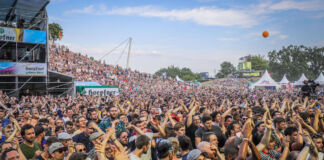 Tausende Fans jubeln den Stars auf der Bühne bei "Das Fest" zu. Sie feiern bei diesem Open Air friedlich miteinander die Musik und die Bands, die auf der Bühne performen.