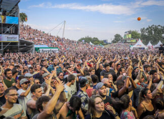 Tausende Fans jubeln den Stars auf der Bühne bei "Das Fest" zu. Sie feiern bei diesem Open Air friedlich miteinander die Musik und die Bands, die auf der Bühne performen.