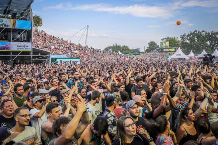 Tausende Fans jubeln den Stars auf der Bühne bei "Das Fest" zu. Sie feiern bei diesem Open Air friedlich miteinander die Musik und die Bands, die auf der Bühne performen.