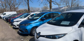 Mehrere Kleinwagen der Marke Renault stehen in einer Reihe nebeneinander auf einem Parkplatz. Es handelt sich um gebrauchte E-Autos, die zum Verkauf angeboten werden.