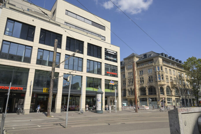 Der Europaplatz, die Straße mit den meisten Einkaufsmöglichkeiten und Geschäften in Karlsruhe. Ein Drogeriemarkt wie dm befindet sich hier ebenso wie ein Kaufhaus von Woolworth.