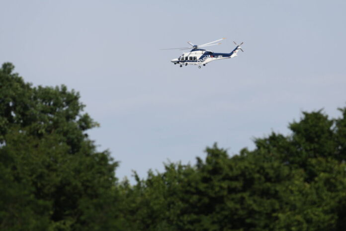 Ein Hubschrauber oder Helikopter fliegt am Himmel. Er sucht etwas, eine Fahndung läuft. Hoch oben hat er die ganze Gegend im Blick.