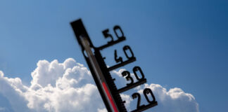 Eine Hitzewelle treibt das Thermometer in die Höhe. Die Temperaturen steigen immer weiter. Der Himmel ist leicht bewölkt, die Sonne scheint.