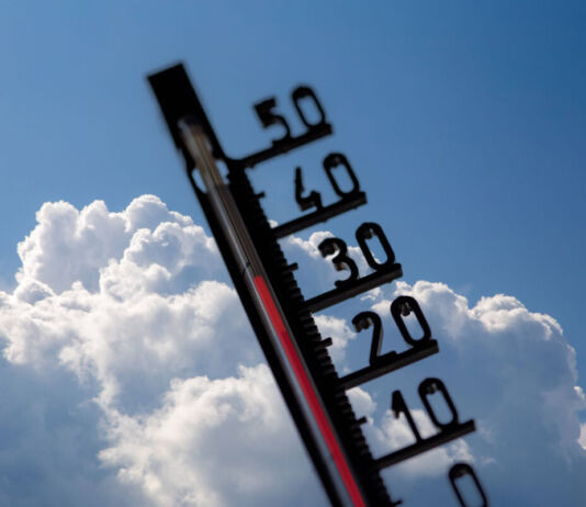 Eine Hitzewelle treibt das Thermometer in die Höhe. Die Temperaturen steigen immer weiter. Der Himmel ist leicht bewölkt, die Sonne scheint.