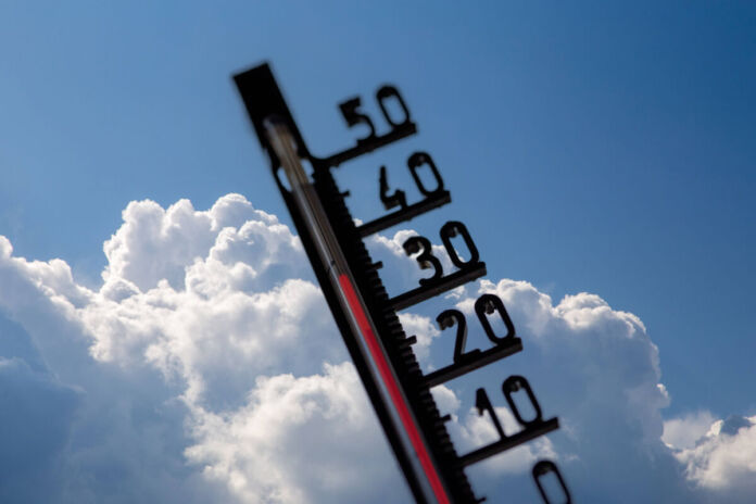 Eine Hitzewelle treibt das Thermometer in die Höhe. Die Temperaturen steigen immer weiter. Der Himmel ist leicht bewölkt, die Sonne scheint.