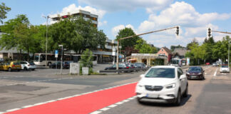 Rote Fahrbahnmarkierungen auf der Straße verweisen auf die Fahrradstraßen, die an den Autos entlang führen und für noch mehr Sicherheit sorgen sollen.