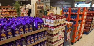 Weihnachtsverkauf in einem Supermarkt mit Lebkuchen und Co. Obwohl erst Sommer ist, stehen in den ersten Supermärkten bereits Weihnachtssüßigkeiten und Weihnachtsdeko in den Regalen.