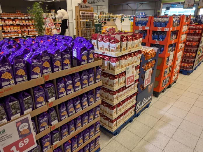 Weihnachtsverkauf in einem Supermarkt mit Lebkuchen und Co. Obwohl erst Sommer ist, stehen in den ersten Supermärkten bereits Weihnachtssüßigkeiten und Weihnachtsdeko in den Regalen.