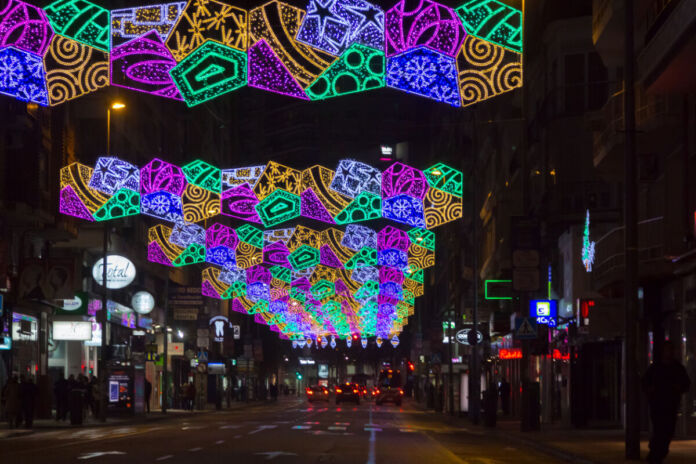 Die Sehenswürdigkeiten in der Karlsruher Innenstadt sind beleuchtet – es handelt sich um Laserleuchten in den verschiedensten Farben. Die bunten Installationen scheinen in der Nacht über den Köpfen der Passanten zu schweben.