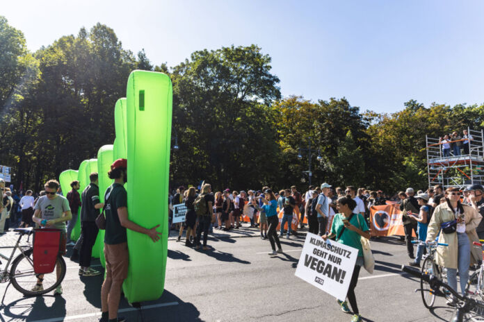 Demonstranten gehen für Umweltschutz und Tierrechte auf die Straße. Für viele geht es bei der Demonstration direkt um den Tierschutz. Auch Aktivisten sind dabei.