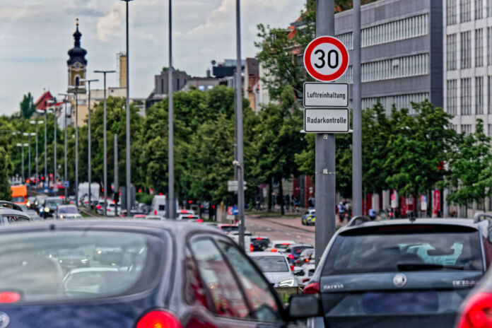 Auf der Straße fahren normale Autos und Elektroautos. Es gilt Tempo 30 und überall stehen Blitzer, die die Geschwindigkeit überwachen. Auch mobile Blitzer sind im Einsatz.