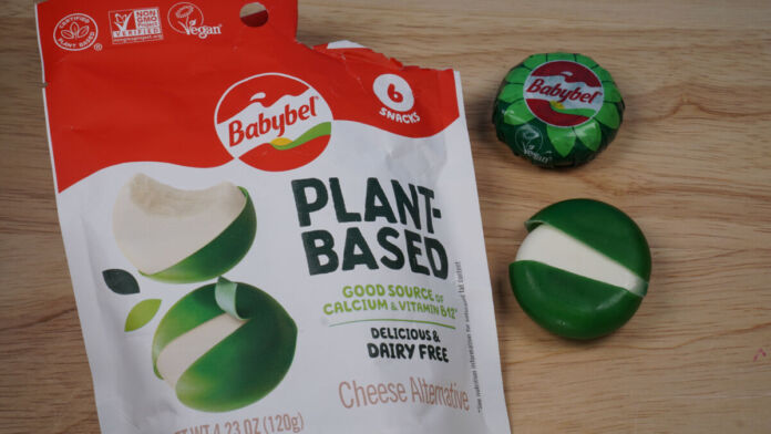 Der bekannte Hersteller von Babybel hat dieses beliebte Produkt nun als vegane Variante herausgebracht. Im Gegensatz zum Original mit Milch befindet sich das Produkt in einem Beutel anstatt in einem Netz und hat keine rote Verpackung, sondern eine grüne.