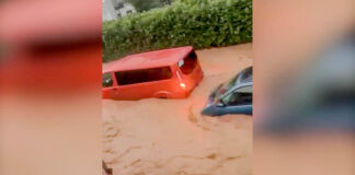 Die tosenden Wassermassen reißen mehrere Fahrzeuge mit sich. Die Menschen sind machtlos, sie können ihre Autos nicht mehr aus den Fluten retten.