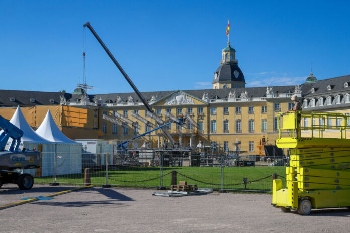 Die Bauarbeiten und Vorbereitungen für das große Konzert von Herbert Grönemeyer vor dem Karlsruher Schloss laufen auf Hochtouren. Kräne und Bagger transportieren die schweren Bauteile für die große Bühne der Abendveranstaltung vor dem Karlsruher Schloss.