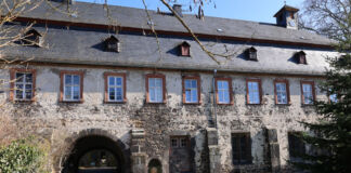 Ein altes Kloster beeindruckt Touristen. Das massive Bauwerk ist eine beliebte Attraktion bei Besuchern. Vor den Toren des Gebäudes befindet sich ein Garten.