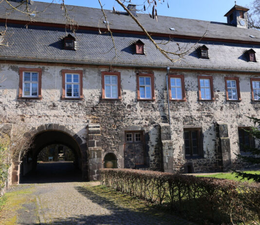 Ein altes Kloster beeindruckt Touristen. Das massive Bauwerk ist eine beliebte Attraktion bei Besuchern. Vor den Toren des Gebäudes befindet sich ein Garten.