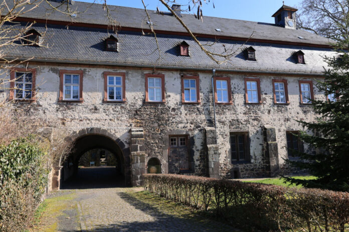 Ein altes Kloster beeindruckt Touristen. Das massive Bauwerk ist eine beliebte Attraktion bei Besuchern. Vor den Toren des Gebäudes befindet sich ein Garten.