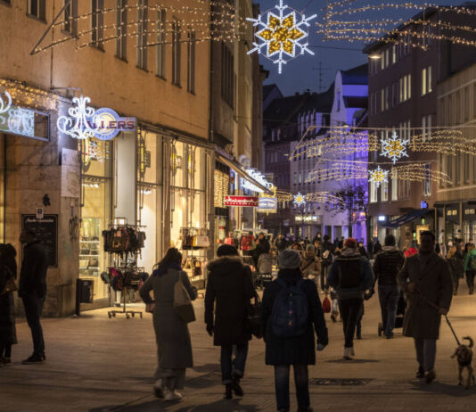 In der Weihnachtszeit schlendern die Kunden durch die Einkaufsstraßen, vorbei an den Geschäften. Sie kaufen Weihnachtsartikel, Gebäck, Lebkuchen, Geschenke für die Familie.