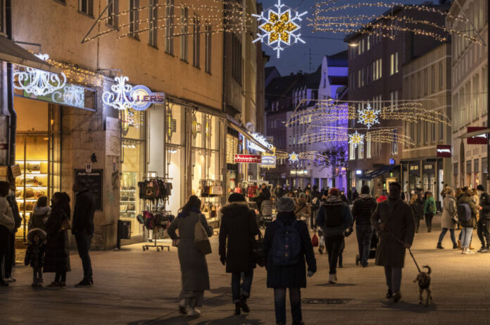 In der Weihnachtszeit schlendern die Kunden durch die Einkaufsstraßen, vorbei an den Geschäften. Sie kaufen Weihnachtsartikel, Gebäck, Lebkuchen, Geschenke für die Familie.