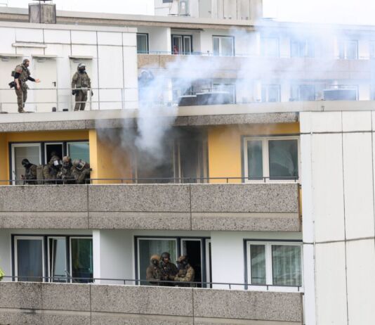 Ein Großaufgebot von Polizei und SEK stürmt ein Wohnhaus. Aus einer Wohnung dringt Dampf, die Opfer sind in großer Gefahr, die Situation ist sehr brenzlig.