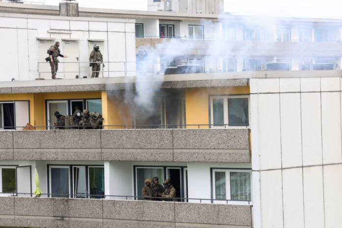 Ein Großaufgebot von Polizei und SEK stürmt ein Wohnhaus. Aus einer Wohnung dringt Dampf, die Opfer sind in großer Gefahr, die Situation ist sehr brenzlig.