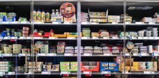 In einem Supermarkt oder Discounter befinden sich in einem Kühlregal viele verschiedene Sorten von Butter, Margarine und Aufstrich. Die Kunden haben eine große Auswahl. Nun wird ein weiteres Grundnahrungsmittel teurer.