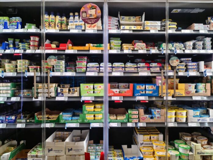 In einem Supermarkt oder Discounter befinden sich in einem Kühlregal viele verschiedene Sorten von Butter, Margarine und Aufstrich. Die Kunden haben eine große Auswahl. Nun wird ein weiteres Grundnahrungsmittel teurer.