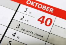 Ausschnitt eines Kalenders, der die ersten Tage des Monats Oktober zeigt. Der Schriftzug "Oktober" ist einem auffälligen Balken in Knallrot. Die Wochentage sind als Kontrast in Grau-Weiß aufgedruckt.