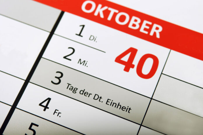 Ausschnitt eines Kalenders, der die ersten Tage des Monats Oktober zeigt. Der Schriftzug "Oktober" ist einem auffälligen Balken in Knallrot. Die Wochentage sind als Kontrast in Grau-Weiß aufgedruckt.