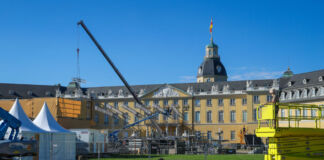 Veranstaltungstechniker bauen auf dem Schlossplatz die Oper. Zu diesem Zwecke hat man eine große Baustelle errichtet, die Ausstellungen und das Schloss sind nicht mehr zugänglich und für die Besucher gesperrt.