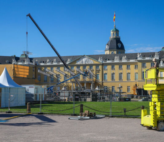 Veranstaltungstechniker bauen auf dem Schlossplatz die Oper. Zu diesem Zwecke hat man eine große Baustelle errichtet, die Ausstellungen und das Schloss sind nicht mehr zugänglich und für die Besucher gesperrt.