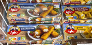 In einer Kühltruhe in einem Discounter oder Supermarkt liegen verschiedene Produkte eines großen Fischstäbchen-Herstellers. Die Fischstäbchen gibt es in verschiedenen Sorten, zum Beispiel glutenfrei.