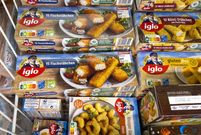 In einer Kühltruhe in einem Discounter oder Supermarkt liegen verschiedene Produkte eines großen Fischstäbchen-Herstellers. Die Fischstäbchen gibt es in verschiedenen Sorten, zum Beispiel glutenfrei.