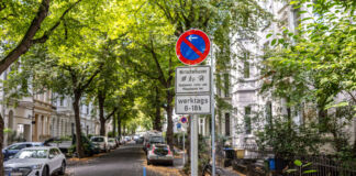 In dieser innerstädtischen Straße ist das Parken verboten. In einem bestimmten Bereich gibt es keine Parkplätze mehr, dort dürfen keine Fahrzeuge mehr abgestellt werden. Dadurch stehen den Autofahrern weniger Parkplätze zur Verfügung.