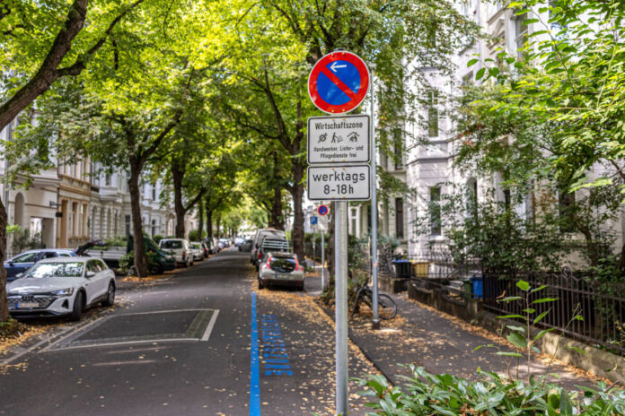 In dieser innerstädtischen Straße ist das Parken verboten. In einem bestimmten Bereich gibt es keine Parkplätze mehr, dort dürfen keine Fahrzeuge mehr abgestellt werden. Dadurch stehen den Autofahrern weniger Parkplätze zur Verfügung.