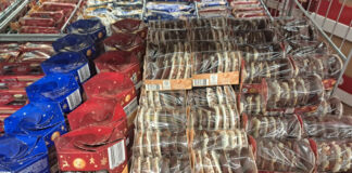 Mehrere Packungen mit Lebkuchen und Baumkuchen liegen hier im Supermarkt nebeneinander. Es handelt sich um weihnachtliche Süßigkeiten, die im Verkauf stehen zu einem besonderen Preis und Angebot im Discounter.