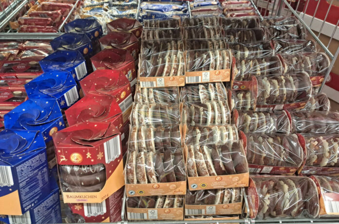 Mehrere Packungen mit Lebkuchen und Baumkuchen liegen hier im Supermarkt nebeneinander. Es handelt sich um weihnachtliche Süßigkeiten, die im Verkauf stehen zu einem besonderen Preis und Angebot im Discounter.