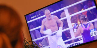 Im Fernsehen ist Stefan Raab beim Boxkampf gegen die Karlsruherin Regina Halmich zu sehen. Der TV-Moderator feiert nach vielen Jahren sein Comeback.