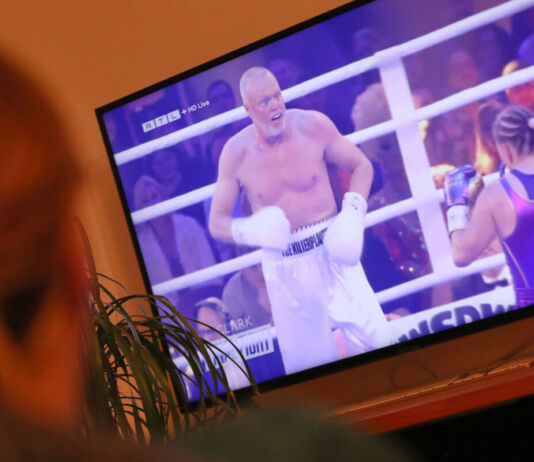 Im Fernsehen ist Stefan Raab beim Boxkampf gegen die Karlsruherin Regina Halmich zu sehen. Der TV-Moderator feiert nach vielen Jahren sein Comeback.