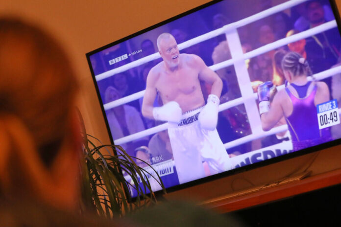 Im Fernsehen ist Stefan Raab beim Boxkampf gegen die Karlsruherin Regina Halmich zu sehen. Der TV-Moderator feiert nach vielen Jahren sein Comeback.