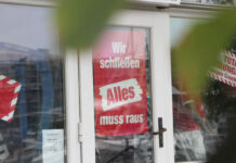 Die Türen eines Geschäfts sind geschlossen. Rot-weiße Schilder in der Tür und den Fenstern weisen darauf hin, dass der Laden bald schließt. Auf den Plakaten ist zu lesen "Wir schließen. Alles muss raus." Ein weiteres deutsches Traditionsunternehmen ist jetzt insolvent.