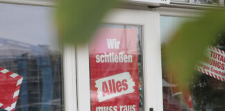 Die Türen eines Geschäfts sind geschlossen. Rot-weiße Schilder in der Tür und den Fenstern weisen darauf hin, dass der Laden bald schließt. Auf den Plakaten ist zu lesen "Wir schließen. Alles muss raus." Ein weiteres deutsches Traditionsunternehmen ist jetzt insolvent.