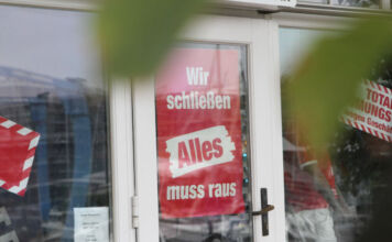 Die Türen eines Geschäfts sind geschlossen. Rot-weiße Schilder in der Tür und den Fenstern weisen darauf hin, dass der Laden bald schließt. Auf den Plakaten ist zu lesen "Wir schließen. Alles muss raus." Ein weiteres deutsches Traditionsunternehmen ist jetzt insolvent.