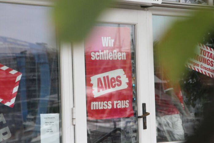 Die Türen eines Geschäfts sind geschlossen. Rot-weiße Schilder in der Tür und den Fenstern weisen darauf hin, dass der Laden bald schließt. Auf den Plakaten ist zu lesen "Wir schließen. Alles muss raus." Ein weiteres deutsches Traditionsunternehmen ist jetzt insolvent.